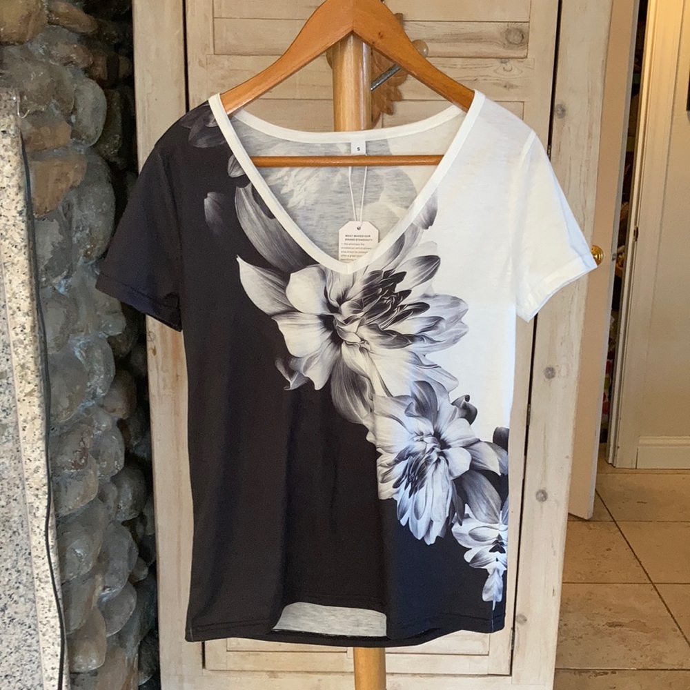 Size women’s SM V-neck graphic T-shirt